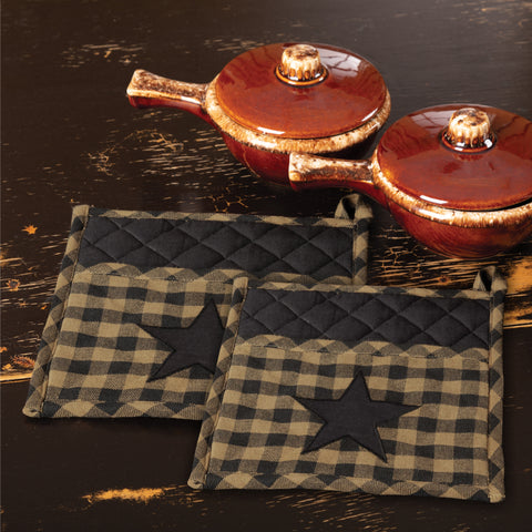 Blackstone Farm Star primitive pot holder set of 2 in raven black and khaki checkered plaid with star appliqué